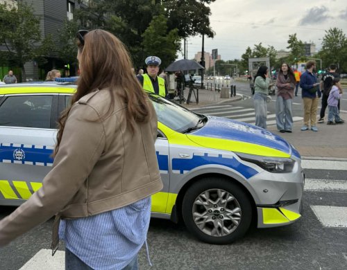 Dwa radiowozy policji drogowej na planie filmowym
