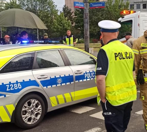 Dwa radiowozy policji drogowej na planie filmowym