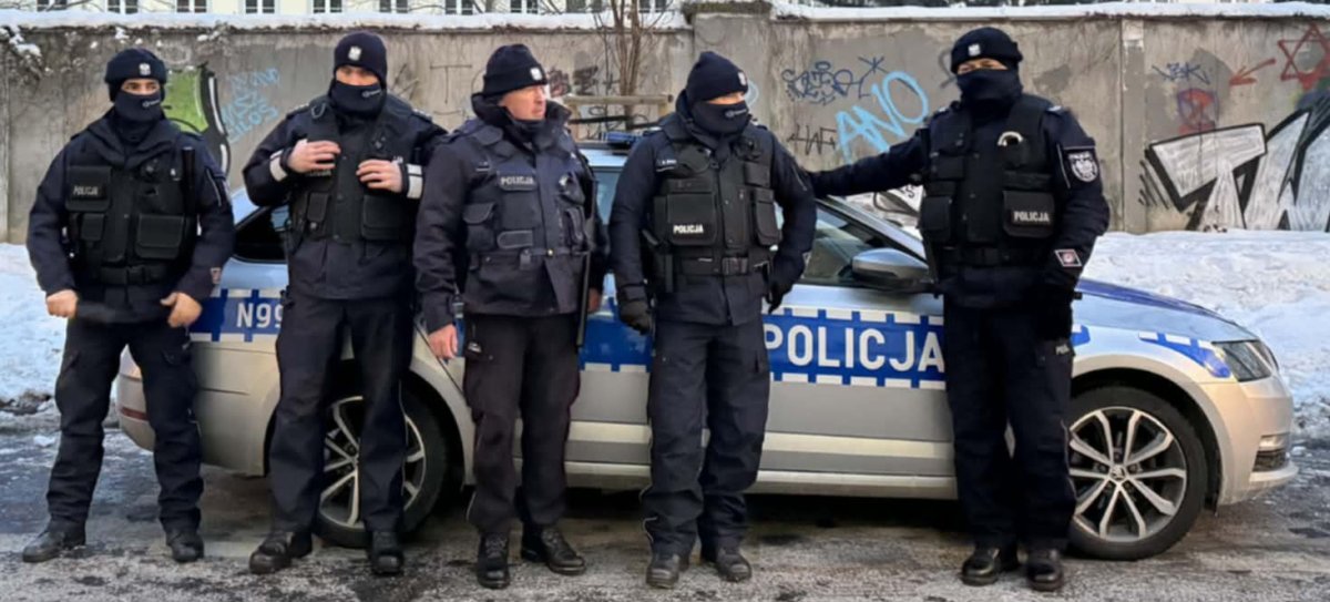 Komenda Filmowa Marmel Media - mundurowi na planie zdjęciowym