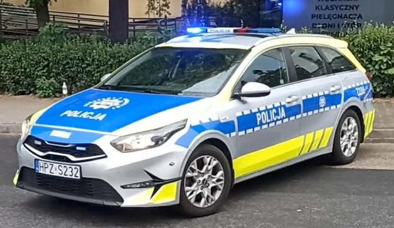 Kia Ceed SW radiowóz policyjny - nowoczesne oznakowanie KGP z żółtymi pasami